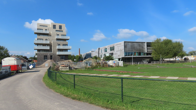 851003 Gezicht op het Park Groot Zandveld in de wijk Leidsche Rijn te Utrecht, met rechts op de achtergrond het gebouw ...